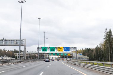 Moskova, Rusya 14 09 2020: paralı yol ya da kontrollü erişim otoyolu. Zorunlu trafik sıkışıklığı. Paralı yol için ödeme noktası. Paralı yol. Ödeme noktası yolda.