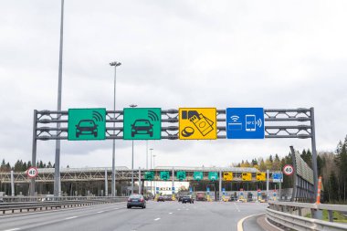 Moskova, Rusya 14 09 2020: paralı yol ya da kontrollü erişim otoyolu. Zorunlu trafik sıkışıklığı. Paralı yol için ödeme noktası. Paralı yol. Ödeme noktası yolda.