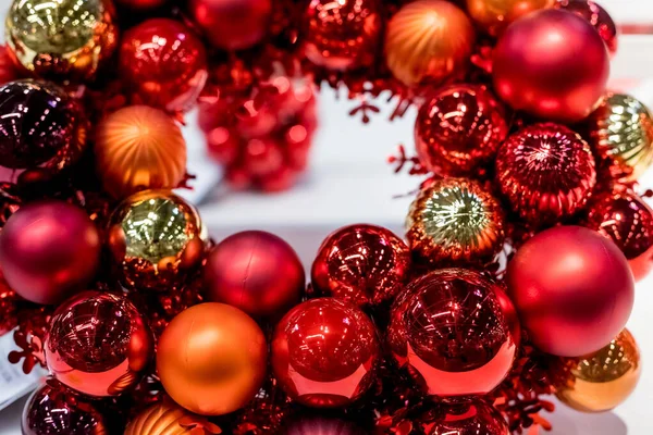 Dovolená kulatý rám, červené a oranžové sklo Vánoční koule, izolované na rozmazaném pozadí.Šťastný nový rok dekorace pro domov. Veselé Vánoce. Adventní vánoční věnec — Stock fotografie