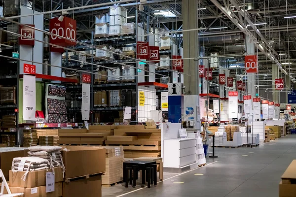 Moskva, Rusko, 5. října 2020: Skladování v obchodě IKEA. Skladiště IKEA v Rusku. IKEA je maloobchod s nábytkem a bytovým příslušenstvím. největší prodejce nábytku na světě. — Stock fotografie