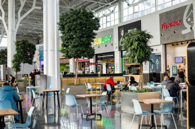 Moskova, Rusya - 5 Ekim 2020: Ikea alışveriş merkezindeki yemek katı. Alışveriş merkezindeki insanlar. Eğlence kompleksi. Alışveriş merkezlerinde ve mağazalarda bir sürü kafe ve restoran var.