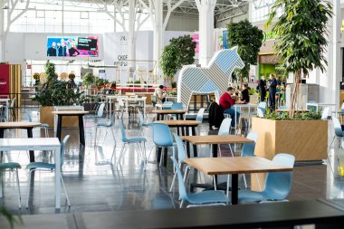 Moskova, Rusya - 5 Ekim 2020: Ikea alışveriş merkezindeki yemek katı. Alışveriş merkezindeki insanlar. Eğlence kompleksi. Alışveriş merkezlerinde ve mağazalarda bir sürü kafe ve restoran var.