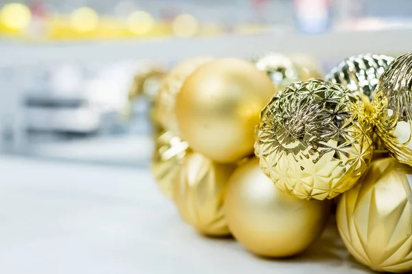 Vánoční ozdoby, obchod - vánoční ozdoby na poličce.kolekce vánočních víl ozdoby. Zlatý lesk novoroční hračky.Dekorativní zlaté kuličky v obchodě. nakupování pro nový rok strom. — Stock fotografie