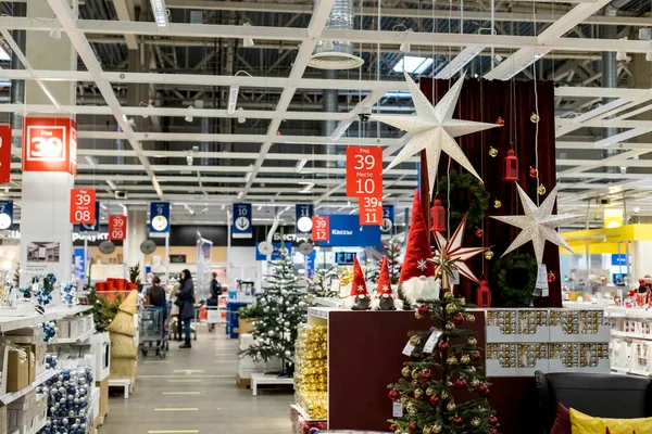 Moscou, Russie, 2 novembre 2020 : Achats de Noël. Dans un grand magasin-vente de décorations de Noël, figurines, décor pour la nouvelle année.Vente de jouets de Noël au supermarché. Variété de boules de verre — Photo