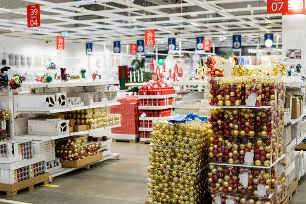 Moskau, Russland, 2. November 2020: Weihnachtseinkäufe. In einem großen Geschäft verkauft Weihnachtsdekoration, Figuren, Dekoration für das neue Jahr. Verkauf von Weihnachtsspielzeug im Supermarkt. Vielfalt an Glaskugeln — Stockfoto