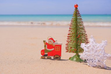 Plajda tropikal bir Noel ağacı süslemesi. Sıcak ülkelerde yeni yıl tatili kavramı