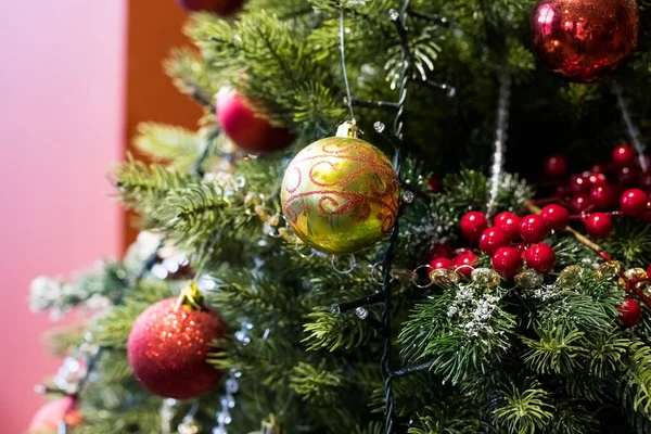 クリスマスツリーのクリスマスボール。暖かい光美しいカラフルなボールとクリスマスツリー上の輝くライト。枝にぶら下がっているクリスマスの装飾. — ストック写真