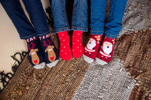 快乐的假期和快乐的新年。有趣的袜子。快乐的寒假。孩子们穿上羊毛袜 — 图库照片
