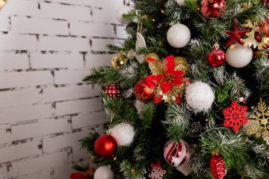 Noel ağacı, Noel baloları ve süslemeli köknar dalları. Yeni yıl kavramı. Parlak çelenk altın ışıklar, tatiller ve mevsimsel selamlaşma kavramları. Noel tebrik kartı.