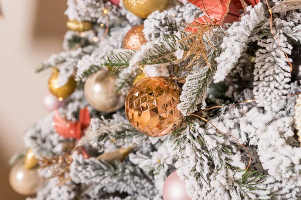 クリスマスのおもちゃはモミの木の上でインテリアの背景で閉じます — ストック写真