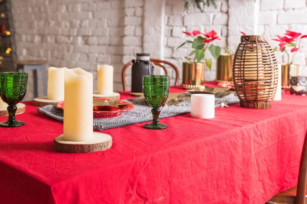아름다운 크리스마스 식탁, 가족의 집에서의 파티 또는 새해 축하 . 촛불과 장식이 있는 크리스마스 축하 테이블 . 낭만적 인 저녁 준비 또는 휴일 테이블, 촛불이 달린 붉은 장식 — 스톡 사진