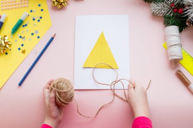 Diy konsepti. Noel kartı nasıl yapılır? Çocuklar için yeni yıl fikri. Adım adım fotoğraf talimatları. Noel ağacıyla süslenmiş kart. Çocukların yaratıcılığı. Çocuk tebrik kartı hazırlıyor. 4. Adım
