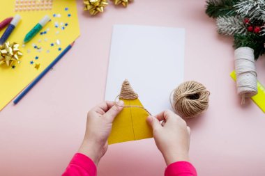 Diy konsepti. Noel kartı nasıl yapılır? Çocuklar için yeni yıl fikri. Adım adım fotoğraf talimatları. Noel ağacıyla süslenmiş kart. Çocukların yaratıcılığı. Çocuk tebrik kartı hazırlıyor. 4. Adım
