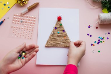 Diy konsepti. Noel kartı nasıl yapılır? Çocuklar için yeni yıl fikri. Adım adım fotoğraf talimatları. Noel ağacıyla süslenmiş kart. Çocukların yaratıcılığı. Çocuk tebrik kartı hazırlıyor. Altıncı adım