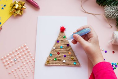 Diy konsepti. Noel kartı nasıl yapılır? Çocuklar için yeni yıl fikri. Adım adım fotoğraf talimatları. Noel ağacıyla süslenmiş kart. Çocukların yaratıcılığı. Çocuk tebrik kartı hazırlıyor. 7. Adım