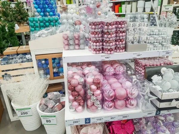 Omsk, Russie, 1er novembre 2020 : Achats de Noël. Décor festif. Boules de Noël ensembles de jouets sur l'étagère dans le magasin. Vente de vacances, se préparant à décorer l'arbre de Noël.Marché de Noël — Photo