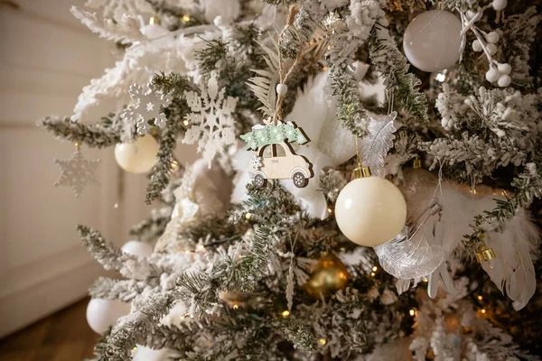 Ornamenti di Natale, fiocco di neve d'argento, palle bianche, giocattoli di legno su un albero di Natale primo piano. Palle toniche image.retro, ghirlande su un ramo di abete rosso — Foto Stock