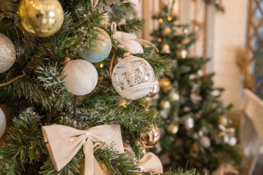 İnci, gümüş, kristal, altın toplar ve beyaz duvarlı oyuncaklarla süslenmiş Noel ağacı. Noel kartı konsepti. Blog içeriği. Altın ve beyaz toplar. Kış tatilinde Yeni Yıl Dekorasyonu