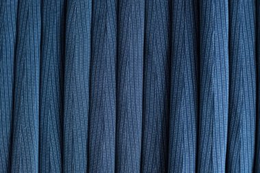 Saf mavi, turkuaz kabarık desenli, yün sırt damlası. Havlu yığını. Kumaş Arkaplan ve Doku. Koyu Mavi Kumaş .