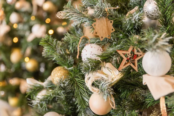 真珠、銀、クリスタル、黄金のボールや白い壁とおもちゃで飾られたクリスマスツリーの。クリスマスカードのコンセプト。ブログコンテンツ.ゴールデンとホワイトボール.冬の休暇中の新年の装飾 — ストック写真