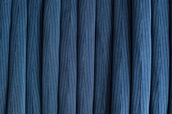 Saf mavi, turkuaz kabarık desenli, yün sırt damlası. Havlu yığını. Kumaş Arkaplan ve Doku. Koyu Mavi Kumaş .