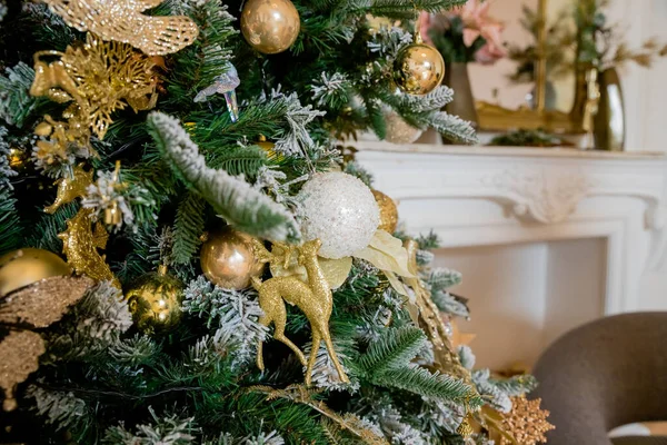 Árvore de Natal decorada com ornamento dourado, bolas de vidro branco e presentes para o feriado de ano novo. decorações para casa, árvore festiva com guirlanda, bugigangas, celebração tradicional. — Fotografia de Stock
