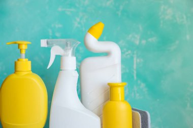 Deterjan şişeleri ve kimyasal temizlik malzemeleri mavi arka planda izole edilmiş. Ev temizlik ürünleri. Bahar temizliği, viral hastalıkların önlenmesi. Evi temizlerken, daireyi temizlerken..