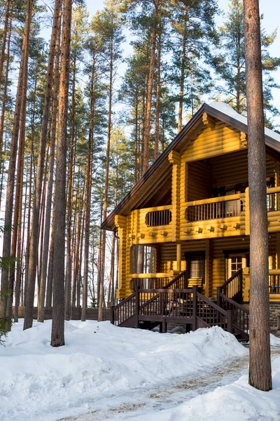 Winters Tale. Chalet finlandais dans une belle forêt de neige.Maison de campagne en bois dans la forêt de pins d'hiver, le toit est couvert de neige, Maison de vacances.Nature nordique — Photo