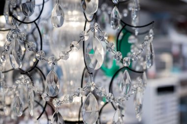 Crystal Strass Lambası, bulanık arka plan, lüks iç tasarım. Tavanda lüks Kristal Avize Lambası, Zarif ve Çağdaş Klasik Biçim Dekorasyonu..