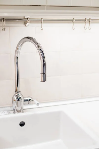 Modern bir mutfakta musluk ve lavabo. Modern bir dairede mutfak lavabosu ve su musluğu. Ev aletleri. Metal musluk. — Stok fotoğraf