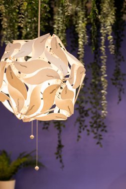 Güzel beyaz geometrik modern tavan lambası modern iç dekorasyon koyu bir arka planda izole edildi. Çatı tavan tasarımı. Endüstriyel Minimalist Kafe 'de canlı bitkiler.