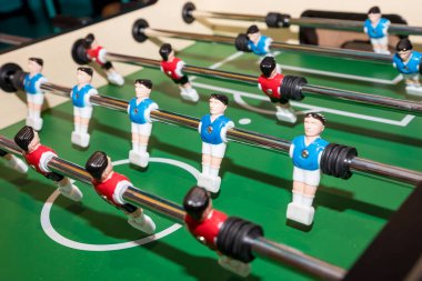 Futbol maçı, kırmızı ve mavi oyuncuları olan futbol masası. Eski bir maçın bebekleri. Futbolcuların minyatürleri.