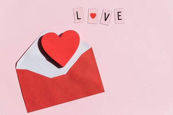 Valentijnsdag Envelop Mail, Rode Hart. Valentijnskaart, huwelijksconcept. liefdesbrief, rode envelop. gelukkig Valentijnsdag concept, Romantische liefdesboodschap — Stockfoto