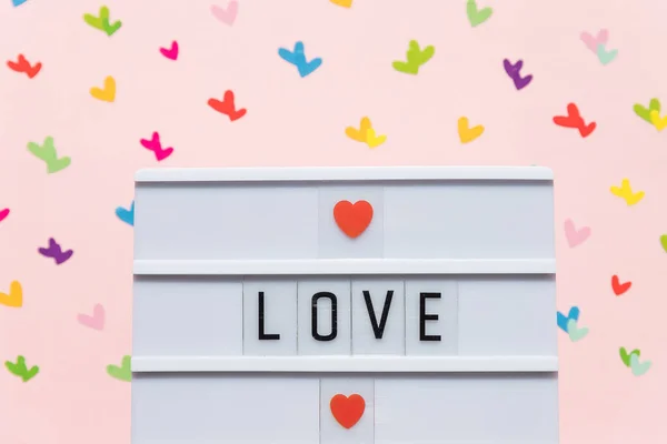 Valentijnsdag compositie met tekst LIEFDE en hartjes op roze achtergrond.Boodschap met rood hart en letters Ik hou van je, romantiek symbol.Web banner. Kopieerruimte — Stockfoto