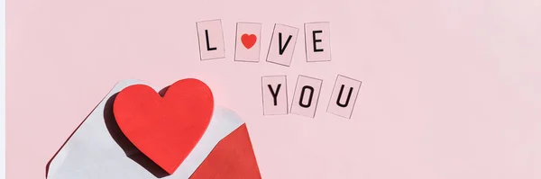 Valentijnsdag compositie met tekst LIEFDE en hartjes op roze achtergrond.Boodschap met rood hart en letters Ik hou van je, romantiek symbol.Web banner. Kopieerruimte — Stockfoto