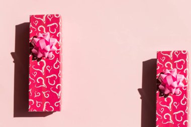 Hediye kutusu, kağıt kalp ve pembe kurdele. Pembe arka plan manzaralı. Sevgililer Günü tebrik kartı. Sevgililer Günü kompozisyonun kutlu olsun. Kalpli kırmızı hediye kutusu. Kopya alanı..