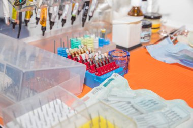 Diş aleti. Diş matkapları, öğütücü aşındırıcılar, elmas kaplama. Metalik dişçi aletleri. Dişçi kliniği. Seçici odaklanma. Genişleme ve diş kanallarının temizlenmesi için iğneler..