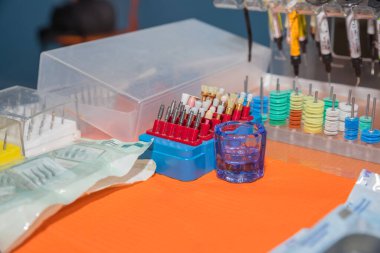 Diş aleti. Diş matkapları, öğütücü aşındırıcılar, elmas kaplamalar. Kanallar için diş macunu, cilalama çubukları, öğütme diskleri. Diş hekimi için aletler. Diş hekimliği için özel tıbbi araçlar.