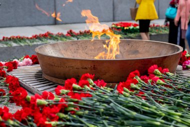 9 Mayıs 'taki zafer gününde dünya savaşındaki kurbanların anısına sonsuz ateş ve çiçekler. Ölen askerlerin anısına yakılan sonsuz ateş.