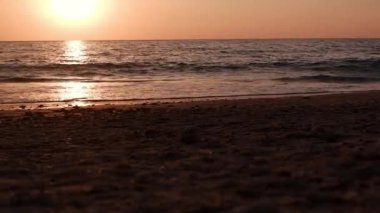 Hawaii gün batımı plajı harika bir manzara. Yaz günbatımı ya da deniz manzarası üzerinde gün batımı. Güneş, bulut ve dalgalar. Deniz üzerinde güzel bir gün batımı.