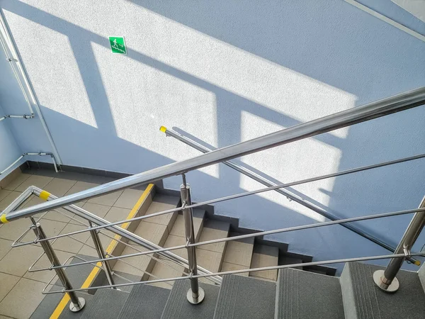 현대 금속 계단 . 사무실, 병원 또는 아파트에서 찾을 수있는 흰색 벽 이 있는 현대적 인 계단을 내려다보고. 밝은 날 . 노란색 선은 실내 계단을 시각적으로 손상을 돕는다. — 스톡 사진