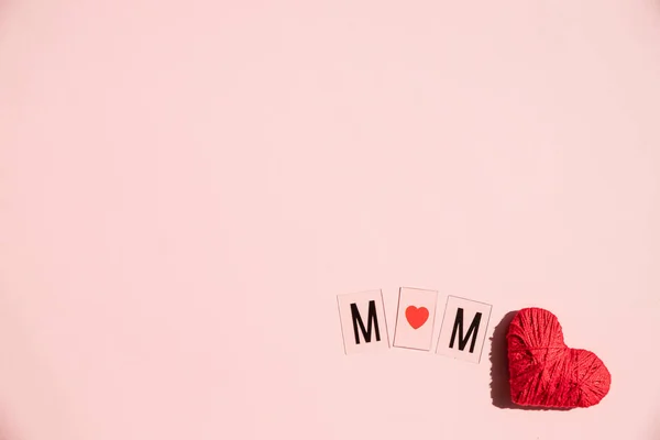 Phrase I LOVE MUM made of letters on pink background. Happy Mothers Day.greeting card .Creative Composition with red heart and envelope. Love and family concept.Copy space — Stockfoto