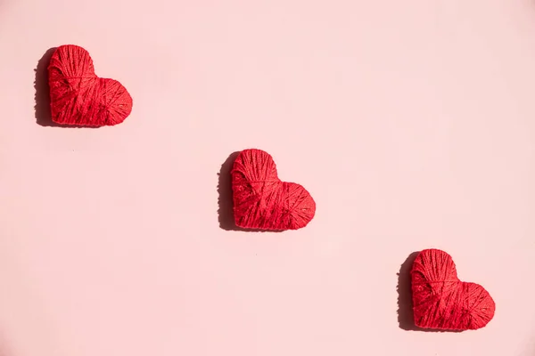 Red heart ,decoration on pink background. Love concept. Flat lay.Top view of romantic symbol of valentines day for background use. Concept of love, romance, and passion. Minimal Valentine concept. — Stockfoto