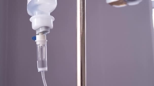 Primer plano del gotero intravenoso Gotero de solución salina con medicamento para goteo. Drogas, muerte. paciente del hospital.Equipo médico. gotero con solución para administración. sala de terapia intensiva. Copiar espacio — Vídeos de Stock