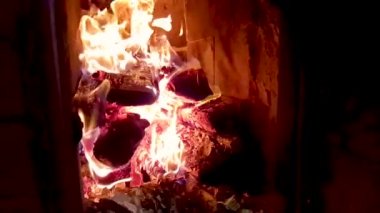 Alev alev yanan eski şömineyi ısıtıyor odun yakıyor, kömür külünde kağıt harfler yazıyor. Romantik şömine. Evdeki şöminede yanan odunlar. Ev sıcaklığı..