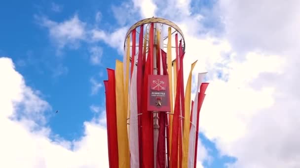 Saint-petersburg, Ρωσία. Εορταστικές σημαίες για την Ημέρα της Νίκης. Ημέρα εορτασμού της 9 Μαΐου.Ημέρα της Νίκης πανό διακοπών στο κέντρο της πόλης, δημοφιλές ορόσημο. — Αρχείο Βίντεο