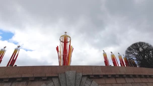 圣彼得堡，俄罗斯，庆祝胜利日的节日旗帜。5月9日庆祝胜利日市中心的胜利日节日横幅广受欢迎的地标伟大的卫国战争 — 图库视频影像