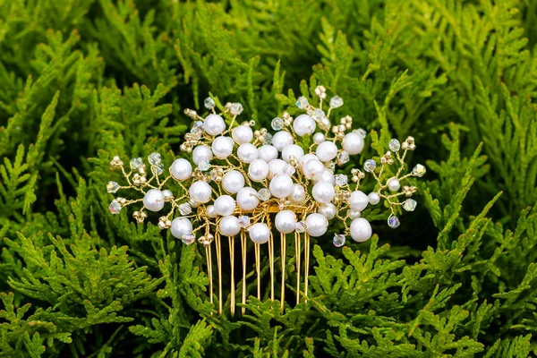 Gioielli fatti a mano. Pettine per capelli realizzato con cristalli e strass. Le tendenze nello stile di nozze. Prepara la sposa per la cerimonia. Selezione di gioielli. Bella perla di cristallo pettine su cipresso — Foto Stock