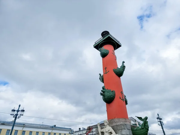 상트페테르부르크의 건축물 , blue cloudy sky.historical place, draption.Arrow Vasilevsky Island 의 배경에 있는 Famous Rostral column — 스톡 사진