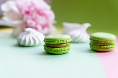 Pop Art Color tarzı çörekler ve parlak renkli arka planda pastane şekerlemeleri.